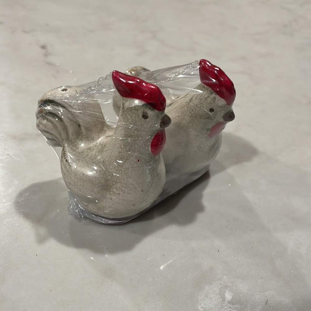 Hen & Rooster Salt and Pepper Shakers/Transpac/NWT - Picture 3 of 5